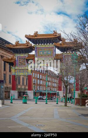 Beeindruckender chinesischer, aufwändig dekorierter Torbogen, Liverpool Chinatown Stockfoto