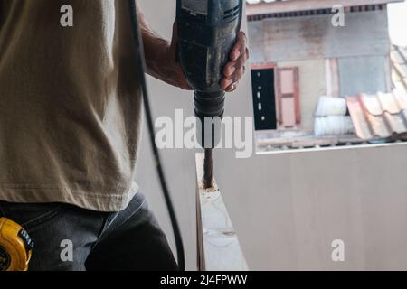 Zimmermann arbeitet an Holzschneidemaschine während Holztür Möbelherstellung Einstellung im neuen Haus Stockfoto