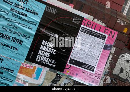 Demonstrationsplakate an der Gebäudewand in Linden, Hannover Stockfoto