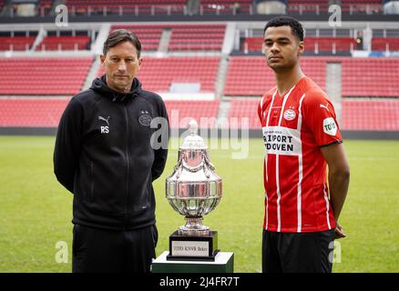 EINDHOVEN - PSV-Trainer Roger Schmidt und Cody Gakpo mit dem KNVB-Cup nach der Toto KNVB-Cup-Pressekonferenz der vor dem Pokalfinale gegen Ajax am 15. April 2022 im Phillips-Stadion in Eindhoven, Niederlande. ANP SEM VAN DER WAL Stockfoto