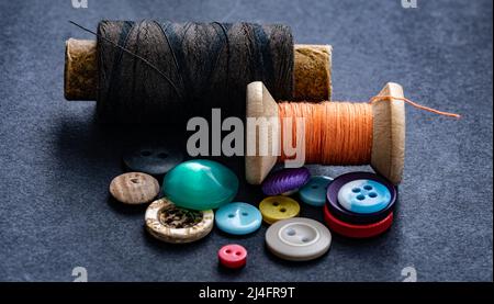Bunte Nähknöpfe und Fadenspulen Makro Stockfoto