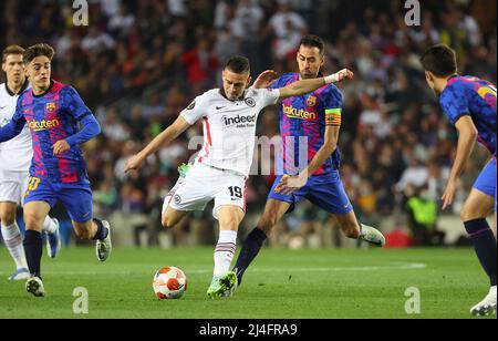 Rafael Borre aus Frankfurt und Sergio Busquets vom FC Barcelona während der UEFA Europa League, Viertelfinale, 2.-Bein-Fußballspiel zwischen FC Barcelona und Eintracht Frankfurt am 14. April 2022 im Camp Nou Stadion in Barcelona, Spanien - Foto: HMB Media/DPPI/LiveMedia Stockfoto