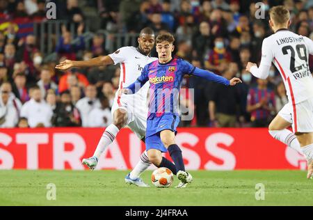 Gavi vom FC Barcelona und Almamy Tour von Frankfurt während der UEFA Europa League, Viertelfinale, 2.-Bein-Fußballspiel zwischen FC Barcelona und Eintracht Frankfurt am 14. April 2022 im Camp Nou Stadion in Barcelona, Spanien - Foto: HMB Media/DPPI/LiveMedia Stockfoto