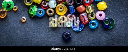 Draufsicht auf bunte Glasperlen auf schwarzem Hintergrund Stockfoto