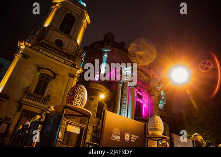 Lviv, Ukraine - 4. Mai 2019: Ostereier (pysanka) Ausstellung in Lviv in der Nähe der Dominikanerkirche in der Nacht Stockfoto