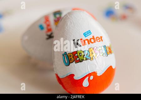 Berlin, Deutschland. 14. April 2022. Überraschungseier der Firma Ferrero liegen auf einem Teller. Quelle: Fernando Gutierrez-Juarez/dpa/Alamy Live News Stockfoto