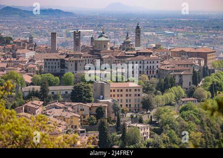 Bergamo, Italien. 14. April 2022. Blick auf die Altstadt von Bergamo (Citta Alta). Quelle: Jan Woitas/dpa/Alamy Live News Stockfoto