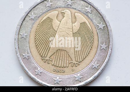 Berlin, Deutschland. 13. April 2022. Eine 2-Euro-Münze liegt auf dem Boden. Quelle: Fernando Gutierrez-Juarez/dpa/Alamy Live News Stockfoto