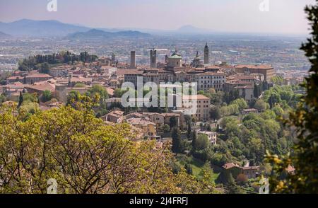 Bergamo, Italien. 14. April 2022. Blick auf die Altstadt von Bergamo (Citta Alta). Quelle: Jan Woitas/dpa/Alamy Live News Stockfoto