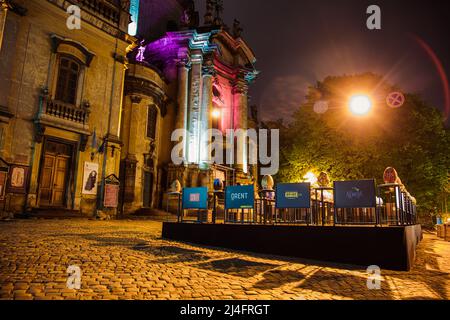 Lviv, Ukraine - 4. Mai 2019: Ostereier (pysanka) Ausstellung in Lviv in der Nähe der Dominikanerkirche in der Nacht Stockfoto