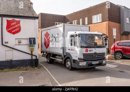 Woodbridge Suffolk UK April 12 2022: Ein Mercedes-Benz Atego Truck, der von dem internationalen Kurierunternehmen DPD gebrandmarkt und eingesetzt wird Stockfoto