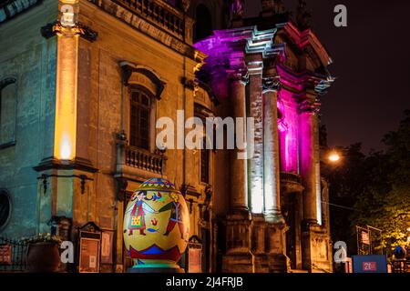 Lviv, Ukraine - 4. Mai 2019: Ostereier (pysanka) Ausstellung in Lviv in der Nähe der Dominikanerkirche in der Nacht Stockfoto