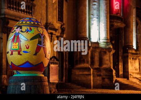 Lviv, Ukraine - 4. Mai 2019: Ostereier (pysanka) Ausstellung in Lviv in der Nähe der Dominikanerkirche in der Nacht Stockfoto