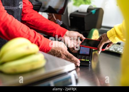 Nahaufnahme des Kunden Zahlung mit dem mobilen Smartphone im Supermarkt – Smart Pay-Konzept Stockfoto