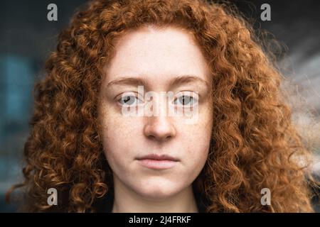 Nahaufnahme Porträt von Rotschopf Mädchen Blick auf die Kamera Stockfoto