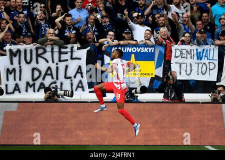 Bergamo, Italien. 14. April 2022. Christopher Nkunku von RB Leipzig feiert, nachdem er im Viertelfinale der UEFA Europa League ein Tor im Fußballspiel der zweiten Etappe zwischen Atalanta BC und RB Leipzig erzielt hat. Kredit: Nicolò Campo/Alamy Live Nachrichten Stockfoto