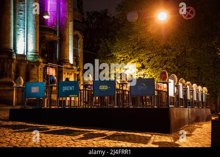 Lviv, Ukraine - 4. Mai 2019: Ostereier (pysanka) Ausstellung in Lviv in der Nähe der Dominikanerkirche in der Nacht Stockfoto