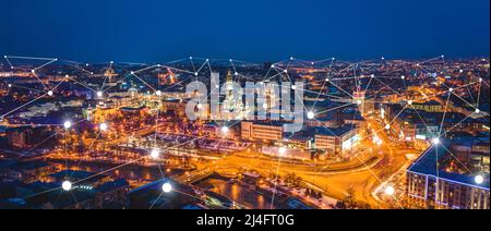 Konzept der Anbindung und Next Generation Network 5G auf dem Big Night City Hintergrund. Design moderner Mobil- und Kommunikationstechnologien. Menschen Stockfoto