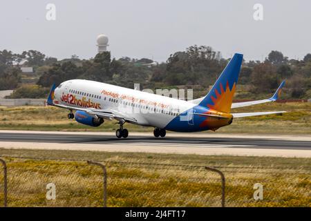 Jet2 Urlaub Boeing 737-8BK (REG: G-DRTG) auf einem späten Start von der Start- und Landebahn 13. Stockfoto