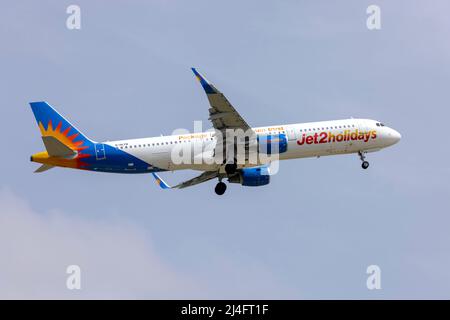 Jet2 Feiertage Airbus A321-211 (REG: G-HLYB) beim Aufstieg aus der Startbahn 13 Stockfoto