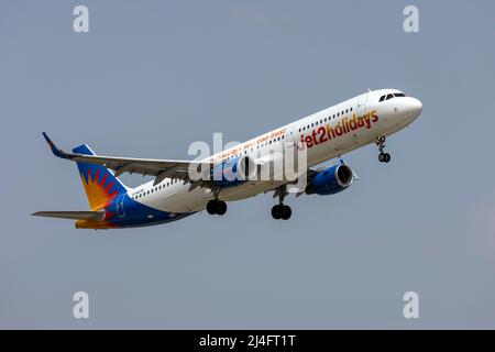 Jet2 Feiertage Airbus A321-211 (REG: G-HLYB) beim Aufstieg aus der Startbahn 13 Stockfoto