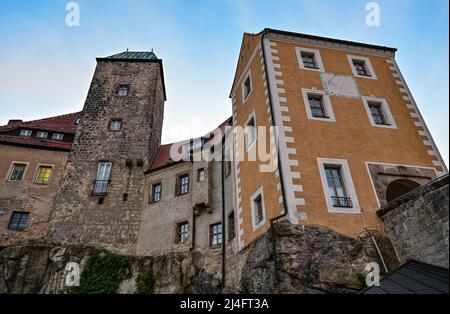 Hohnstein, Deutschland. 13. April 2022. Schloss Hohnstein in der Sächsischen Schweiz im östlichen Erzgebirge. Die Burg Hohnstein wurde vermutlich im 12.. Jahrhundert als böhmische Grenzfestung zur Markgrafschaft Meißen erbaut. Quelle: Patrick Pleul/dpa/Alamy Live News Stockfoto