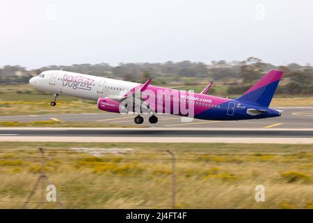 Wizz Air Airbus A321-231 (REG: HA-LXT) beim Abheben von der Start- und Landebahn 13, Ziel: Warschau, Polen. Stockfoto