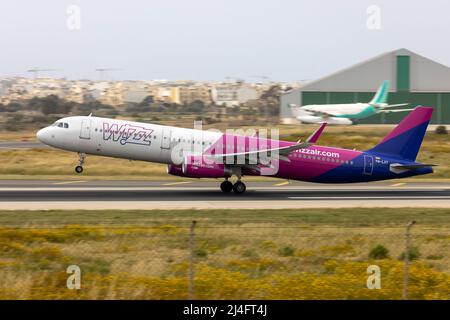 Wizz Air Airbus A321-231 (REG: HA-LXT) beim Abheben von der Start- und Landebahn 13, Ziel: Warschau, Polen. Stockfoto