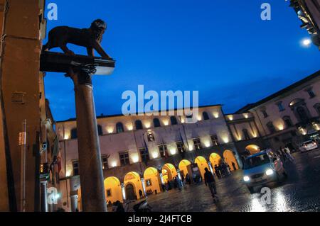 Viterbo, Italien 08/10/2005: notturno di piazza della Repubblica. ©Andrea Sabbadini Stockfoto