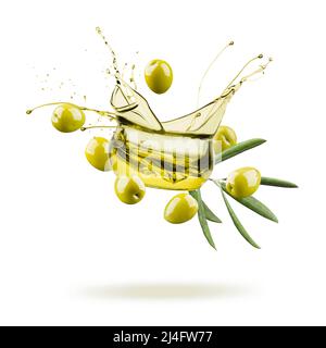 Olivenöl Schüssel springen und spritzen mit grünen Oliven auf weißem Hintergrund Stockfoto