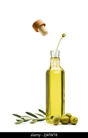 Olivenölflasche mit grünen Oliven auf weißem Hintergrund Stockfoto