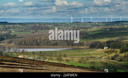 Landschaftlich reizvolle ländliche Washburn Valley (Swinsty Stausee, Weiden auf dem Land, hohe riesige Turbinentürme, Hambleton Hills) - North Yorkshire, England, Großbritannien. Stockfoto