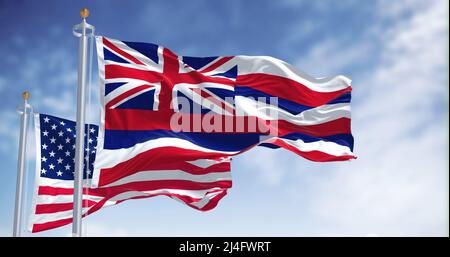 Die Hawaii-Staatsflagge winkt zusammen mit der Nationalflagge der Vereinigten Staaten von Amerika. Im Hintergrund ist der Himmel klar. Hawaii ist ein Western Stockfoto