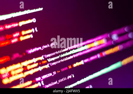 Der Softwareentwickler übernimmt die Codierung. Abstrakter Code-Bildschirm zur Verwendung als Hintergrund. Der Programmierer macht Web-Codierung. Selektiver Fokus Stockfoto