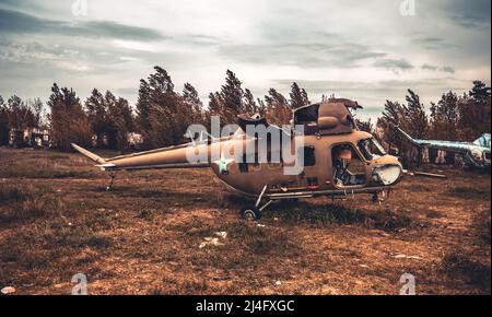 Verlassene Hubschrauber auf dem Flugplatz Stockfoto