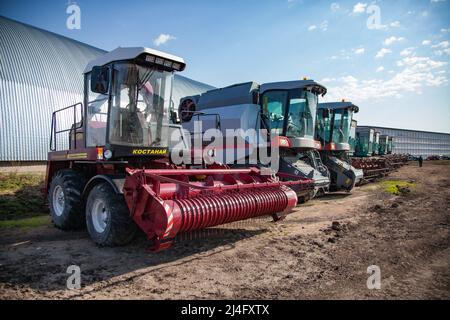 Provinz Nordkasachstan, Kasachstan - 12. Mai 2012: Neue Harvestermaschinen auf dem Bauernhof. Blauer Himmel Stockfoto