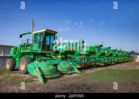 Provinz Nordkasachstan, Kasachstan - 12. Mai 2012: Grüne Erntemaschinen und landwirtschaftliche Maschinen auf dem Parkplatz. Stockfoto