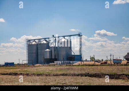 Provinz Nordkasachstan, Kasachstan - 12. Mai 2012: Moderner Getreideaufzug Westeel. Grünes Gras, blauer Himmel. Stockfoto