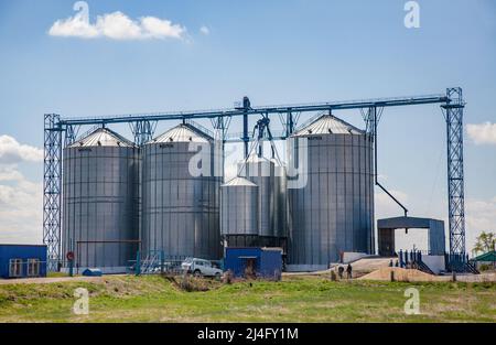Provinz Nordkasachstan, Kasachstan - 12. Mai 2012: Moderner Getreideaufzug Westeel. Grünes Gras, blauer Himmel. Stockfoto