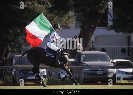 Buenos Aires, Argentinien. 14. April 2022. Camila Rossi aus Italien beim Frauen-Polo-Weltcup-Halbfinale zwischen Argentinien und Italien auf dem Campo Argentino de Polo. Endergebnis: Argentinien 7 - 0 Italien Credit: SOPA Images Limited/Alamy Live News Stockfoto