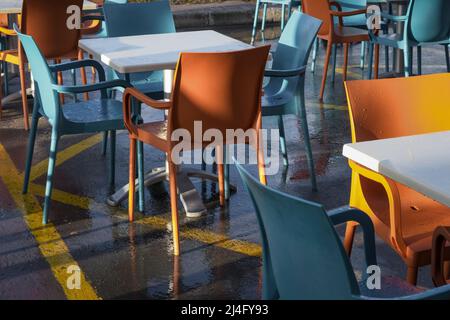 Leere Stühle in einem Restaurant außerhalb der Saison, Pretty Bay, Malta Stockfoto