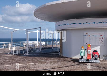 Ein verlasser Kiosk am Meer im Winter in Qawra, Malta Stockfoto