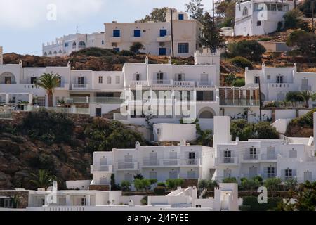 Wunderschöne weiß getünchte Hotels und Zimmer mit Balkon und Blick auf die Insel iOS in Griechenland Stockfoto