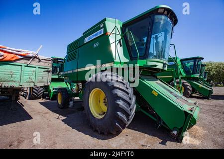 Provinz Nordkasachstan, Kasachstan - 12. Mai 2012: Grüne Erntemaschinen und landwirtschaftliche Maschinen auf dem Parkplatz. Stockfoto