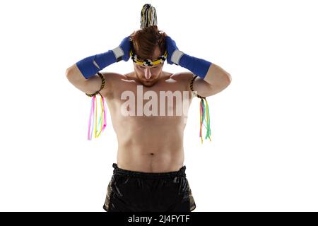 Halblanges Porträt eines bemuskelten Mannes, Thai-Boxer in Sportuniform, isoliert auf weißem Studiohintergrund. Sport, muay thai, Wettkampf, Kampf Stockfoto