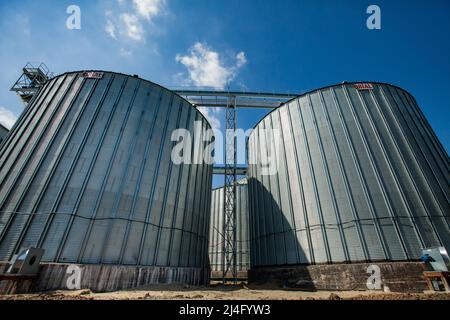 Provinz Nordkasachstan, Kasachstan - 12. Mai 2012: Obial Grain Elevator, down-up wide-angle view. Keine Menschen, blauer Himmel. Stockfoto