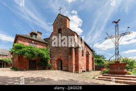 Die Kapelle der Schwarzen Penitenten aus dem 15.. Jahrhundert (Chapelle des Penitents Noirs), der symbolische Ort der Collonges-la-Rouge, beherbergte 1665 die Bruderschaft. Frankreich Stockfoto