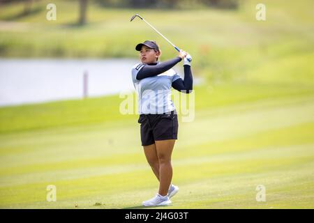 PATTAYA THAILAND - 15. APRIL: Chanettee Wannasaen aus Thailand spielt beim dritten Lauf der Trust Golf Asian Mixed Stableford Challenge am Siam Country Club Waterside Course am 15. April 2022 in Pattaya, Thailand, einen Schuss auf das 9.-Loch. (Foto von Orange Pictures/BSR Agency/Getty Images) Stockfoto