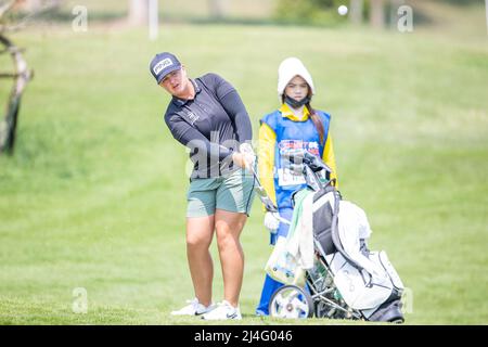 PATTAYA THAILAND - 15. APRIL: Chloe Williams aus Wales spielt beim dritten Lauf der Trust Golf Asian Mixed Stableford Challenge auf dem Siam Country Club Waterside Course am 15. April 2022 in Pattaya, Thailand, einen Schuss auf das 13.-Loch. (Foto von Orange Pictures/BSR Agency/Getty Images) Stockfoto