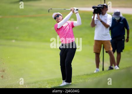 PATTAYA THAILAND - 15. APRIL: Natipong Srithong aus Thailand spielt beim dritten Lauf der Trust Golf Asian Mixed Stableford Challenge am Siam Country Club Waterside Course am 15. April 2022 in Pattaya, Thailand, einen Schuss auf das 9.-Loch. (Foto von Orange Pictures/BSR Agency/Getty Images) Stockfoto